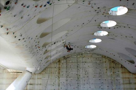 Conheça o maior ginásio livre do mundo que existe embaixo de ponte na cidade de Sevilha