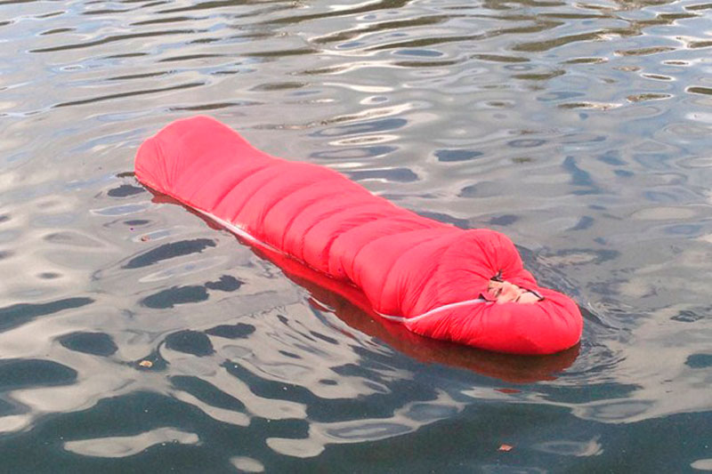 saco de dormir flutuante Marca desenvolve primeiro saco de dormir flutuante do mundo