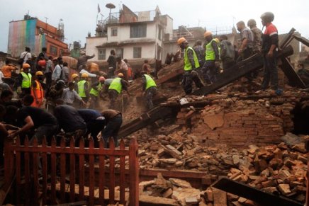 Terremoto de magnitude 7.9 arrasa o Nepal e provoca forte avalanche no Monte Everest