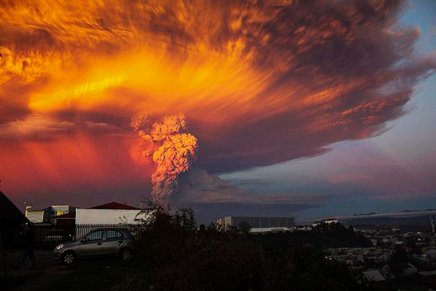 Vulcão entra em erupção duas vezes em um dia e população é evacuada no Chile