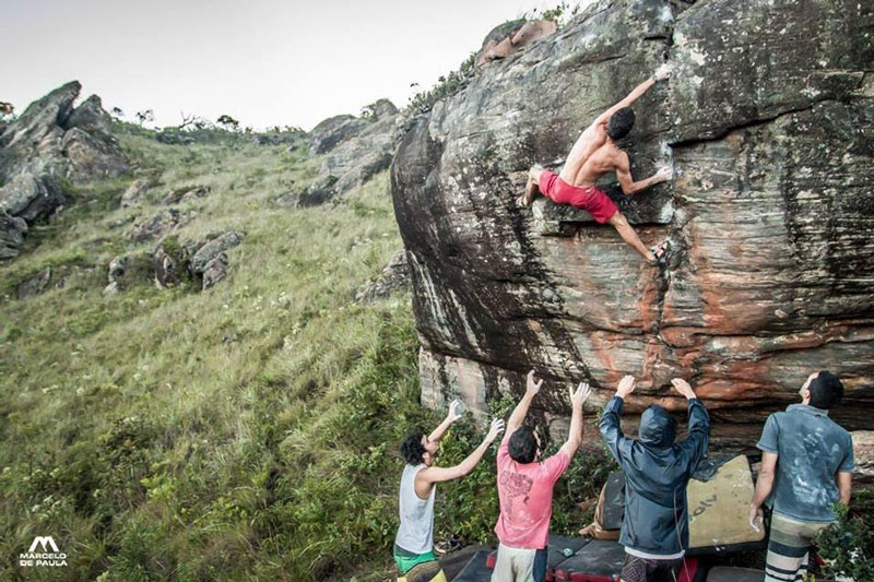 Na foto, Felipe Alvares na primeira ascensão do boulder “Soma”, v9.