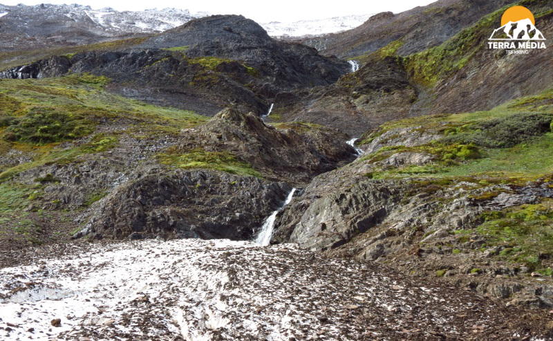 Pequena cascata e gelo acumulado próximo a laguna superior.