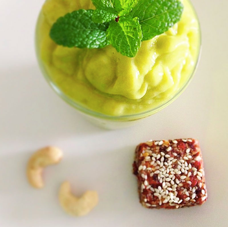 Smoothie de abacate e barrinha de Goji Berry com base de castanhas, sementes, e pasta de amendoim integral. 