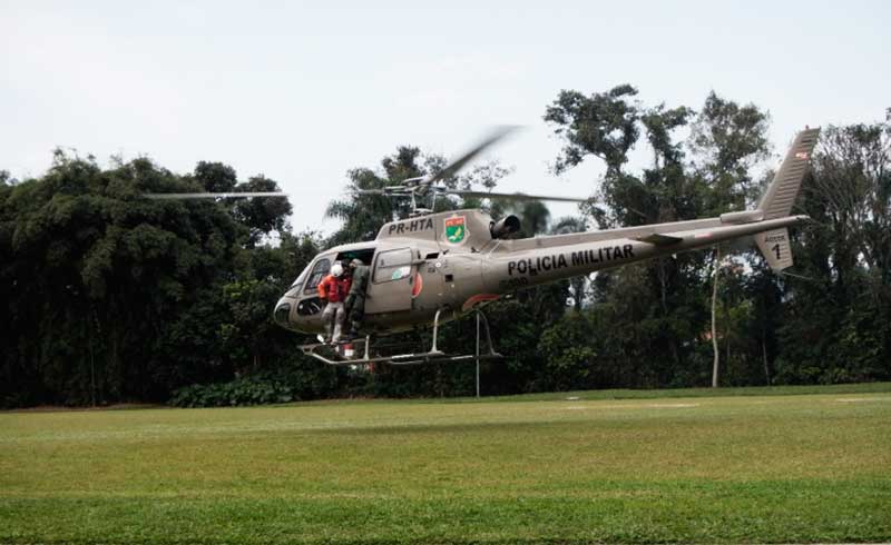 membro do Grupo de Resgate em Montanha/GRM de Joinville/SC, fazendo o desembarque a baixa altura – aeronave ÁGUIA 01 da PMSC