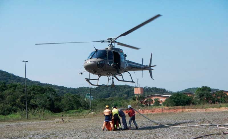 membro do Grupo de Resgate em Montanha/GRM de Joinville/SC, ajudando a encher o reservatório de água para o combate a incêndio em área remota – aeronave ÁGUIA 01 da PMSC
