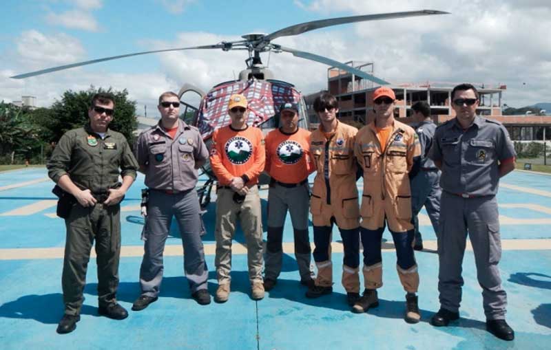 membros do Grupo de Resgate em Montanha/GRM de Joinville/SC, bombeiros voluntários e GERAR, em treinamento na base da Companhia de Aviação da PMSC – aeronave ÁGUIA 01 da PMSC
