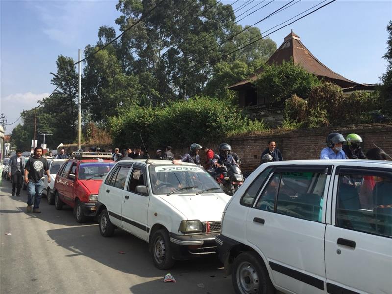 Filas quilométricas de carros, motos e ônibus no Nepal, para comprar caro no mercado negro - Foto: Cleo Weidlich