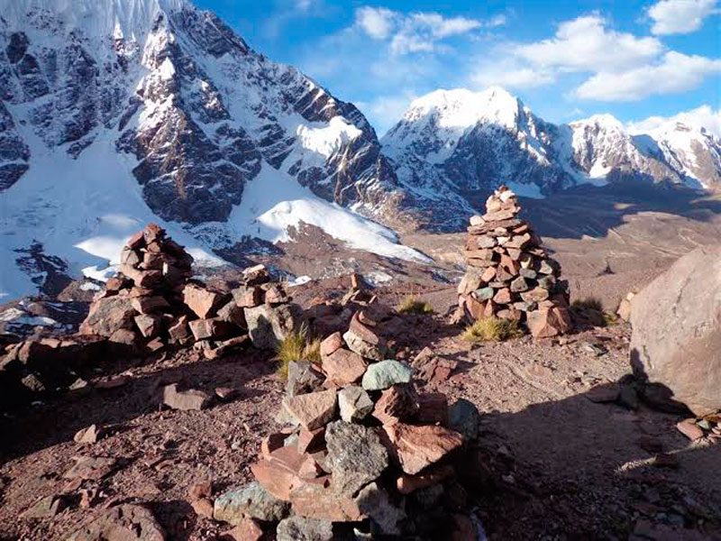 Paso Campa a mais de 5 mil metros de altitude, com as típicas apachetas para afastar os maus espíritos | Foto: Marcelo Delvaux