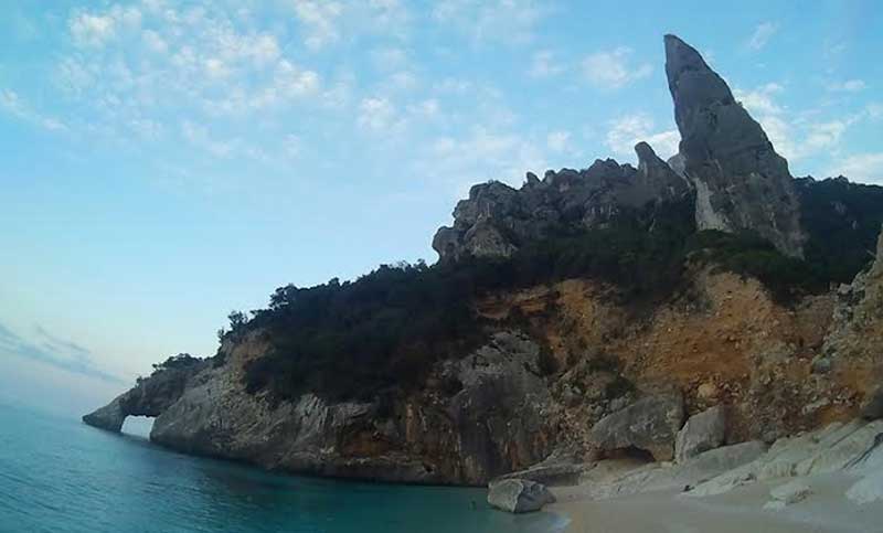 Aguglia Goloritze vista da praia | Foto: Cissa Carvalho