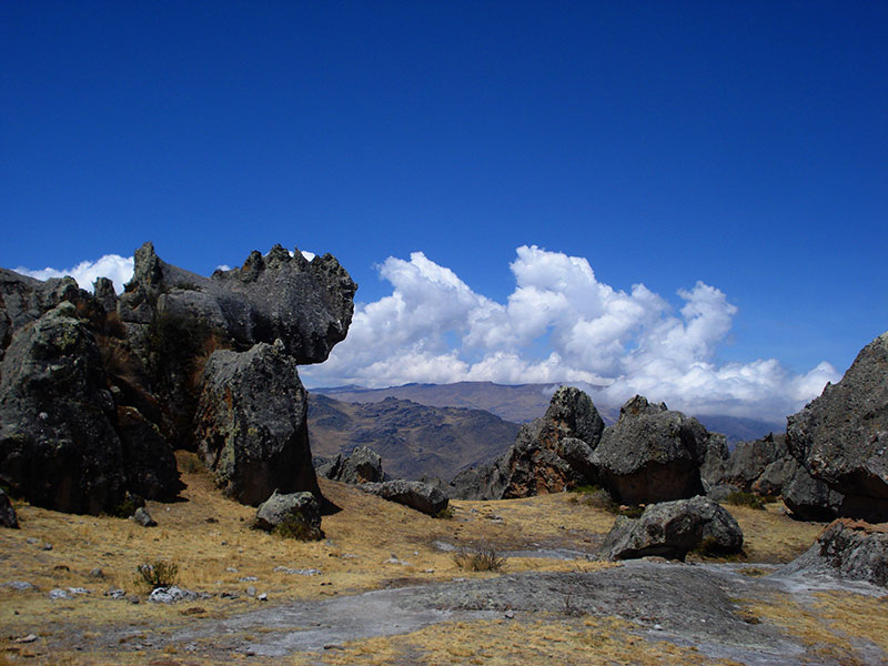 À esquerda "Rino", um dos boulders mais famosos do local. Foto: Cissa Carvalho