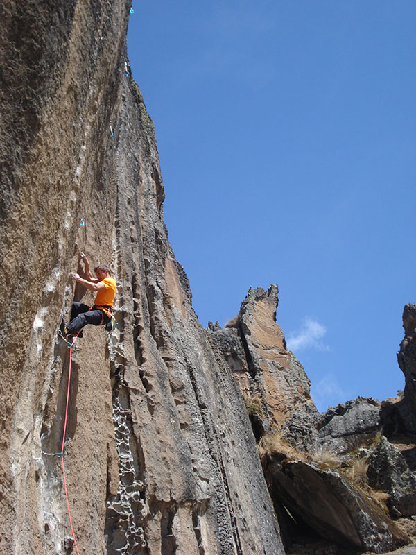 Edu Marin, entre tantos outros escaladores de elite, esteve no local abrindo vias em 2013. Foto: Cissa Carvalho