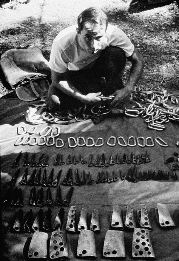 Ivon Chouinard iniciando seu negócio que mais tarde seria a Patagonia | Foto: Glenn Denny - http://www.samh.net