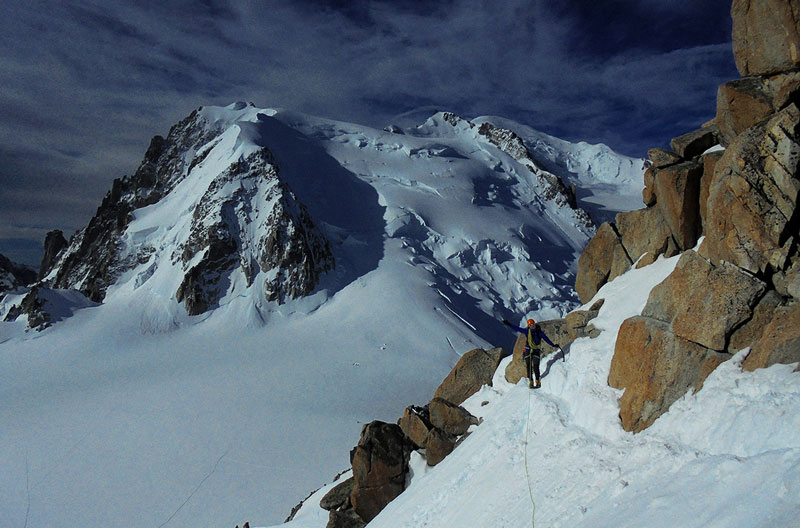Uma das últimas travessias da Aresta de Cosmiques, com Mont Blanc du Tacul ao fundo | Foto: Cissa Carvalho.