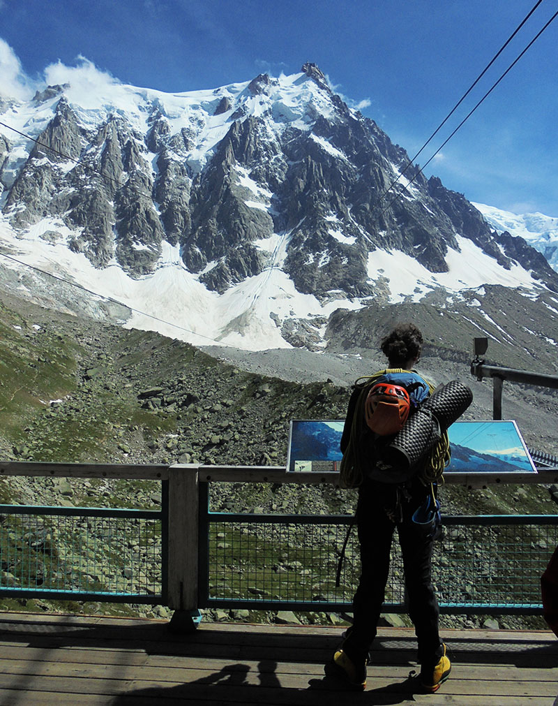 Uma das últimas travessias da Aresta de Cosmiques, com Mont Blanc du Tacul ao fundo | Foto: Cissa Carvalho