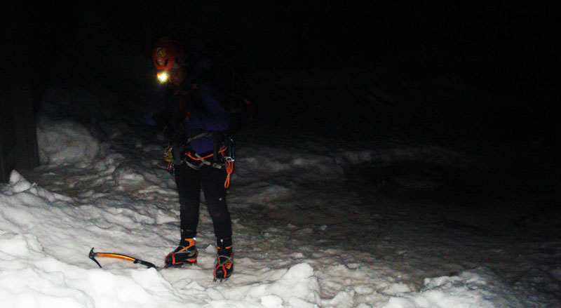 "Alpine start", rotina fundamental das escaladas técnicas em montanha | Foto: Chema Galve