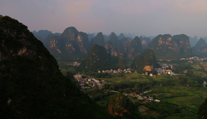 A cidade de Yangshuo rodeada por suas torres de calcário | Foto: Flávia dos Anjos