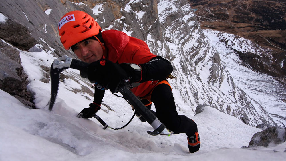 Ueli Steck durante prática do Alpinismo