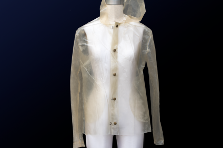 Designer desenvolve casaco de chuva feito de plástico à base em algas marinhas