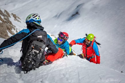 Menino com paralisia cerebral escala montanha nas Dolomitas
