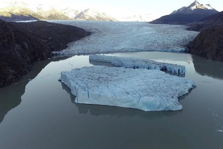 Altas temperaturas fazem campos de gelo do Parque Nacional Torres del Paine colapsar