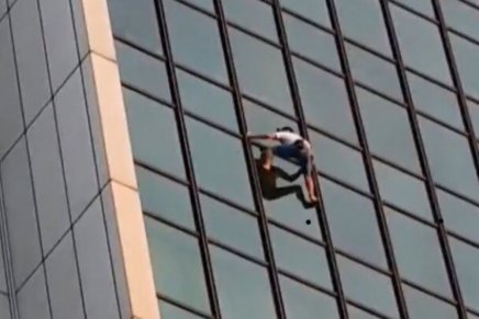 Homem é preso após escalar em estilo solo prédio de 170 metros na Polônia