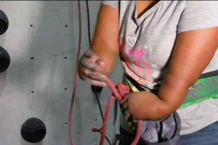 Escaladores sem mãos demonstram perseverança e superação em treinamentos na academia