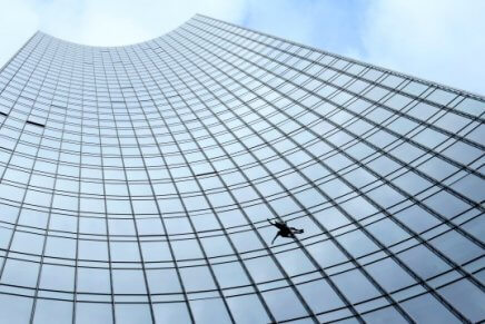 Polícia alemã detém ‘Homem-Aranha Francês’ após escalar edifício de 153 metros