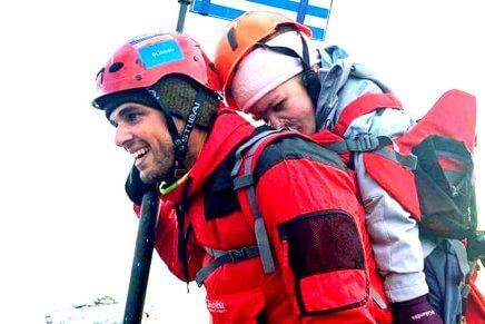 Atleta grego carrega amiga deficiente para realizar seu sonho de escalar o Monte Olimpo