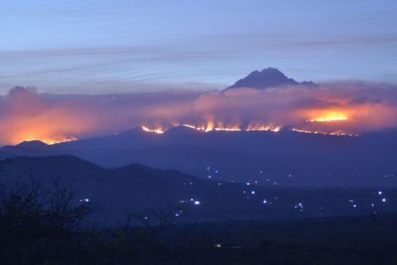 Grande incêndio florestal atinge encostas do Kilimanjaro