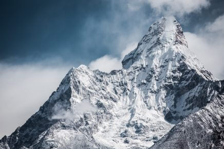 Três montanhistas estão desaparecidos na região do Everest após avalanche
