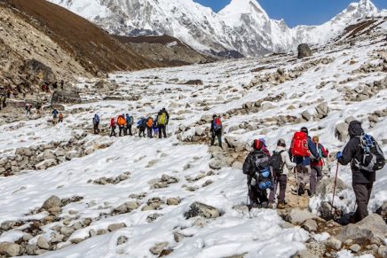 Ao menos 30 são resgatados do Acampamento Base do Everest por infecção de COVID