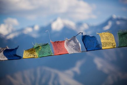 Bandeirolas coloridas no Himalaia: Qual o significado delas?