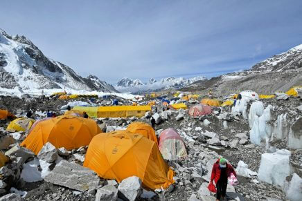 Em abundância no Monte Everest, cilindros de oxigênio estão em falta nos hospitais do Nepal