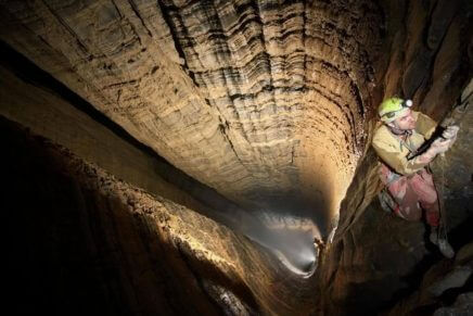 Equipes se preparam para recuperar corpo de escalador na caverna mais profunda do mundo