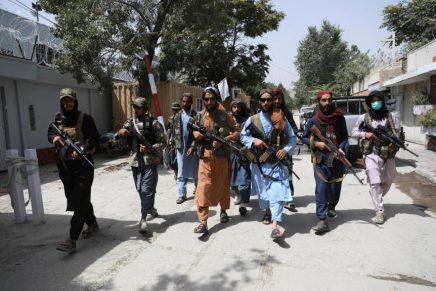 Mulheres e meninas envolvidas com escalada no Afeganistão estão ameaçadas pelo Talibã