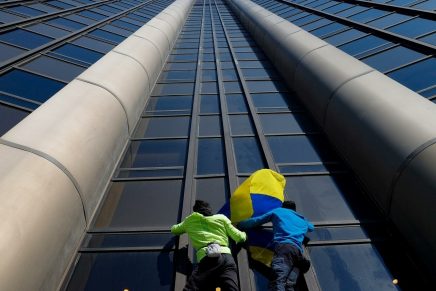 ‘Escaladores urbanos’ escalam a torre mais alta de Paris para mostrar solidariedade à Ucrânia
