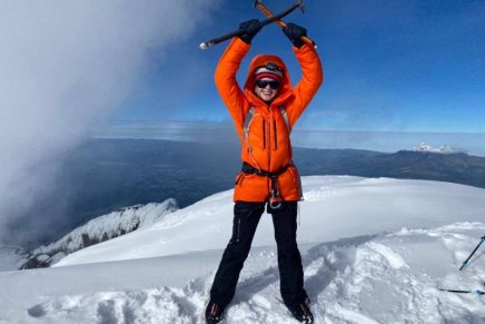 Ucraniana escala Everest para pedir apoio global e elevar o moral a seu país