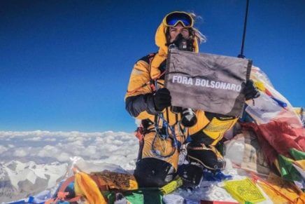 “Fora Bolsonaro”: Montannhista escala Monte Everest e faz manifesto
